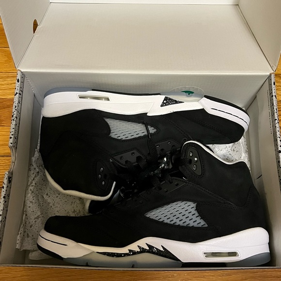 **SOLD** Air Jordan Retro 5 Moonlight/Oreo 2021 Release!! DEADSTOCK - Sz 7Y - Picture 1 of 5